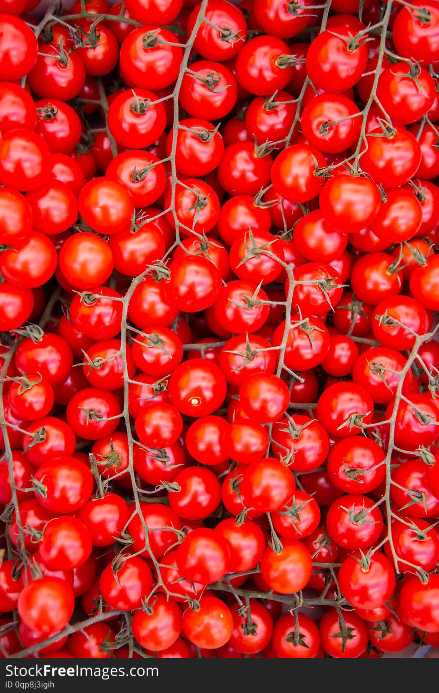 The tomatoes at the market display stall