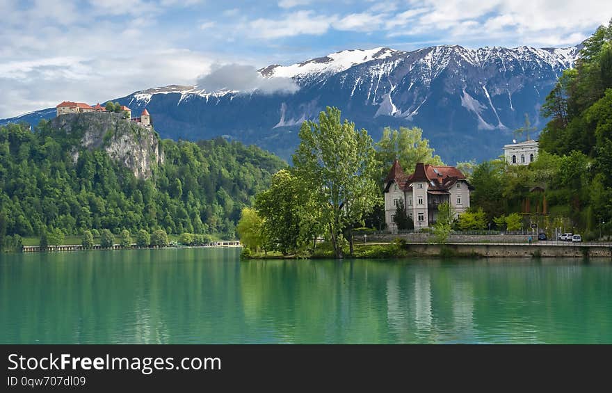 The beautiful Lake Bled is the most famous lake in Slovenia. It is located in the south of the Alps in the northwest of Slovenia. The melting water on the top of the “Santou Mountain” is continuously injected into the lake, so it is called “ice lake”. It has become a famous tourist attraction, attracting more and more people to come to travel and vacation. The beautiful Lake Bled is the most famous lake in Slovenia. It is located in the south of the Alps in the northwest of Slovenia. The melting water on the top of the “Santou Mountain” is continuously injected into the lake, so it is called “ice lake”. It has become a famous tourist attraction, attracting more and more people to come to travel and vacation.