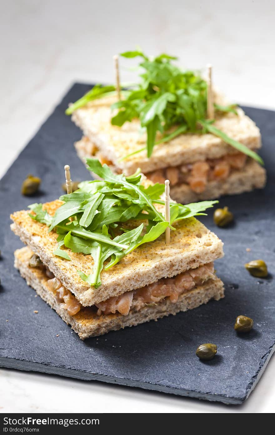 salmon tartare with green ruccola