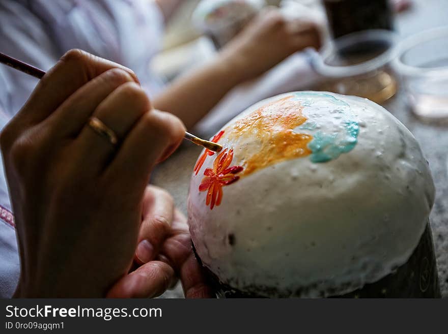 Painting Orthodox Easter cakes in Russia