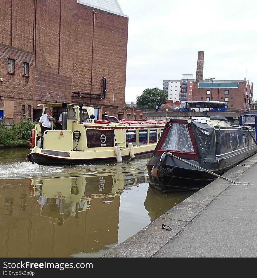 The L’eau-t Cuisine Broad-beam Restaurant Cruiser on the Shropshire Union Canal in Chester, Cheshire. 14/08/2018. The L’eau-t Cuisine Broad-beam Restaurant Cruiser on the Shropshire Union Canal in Chester, Cheshire. 14/08/2018