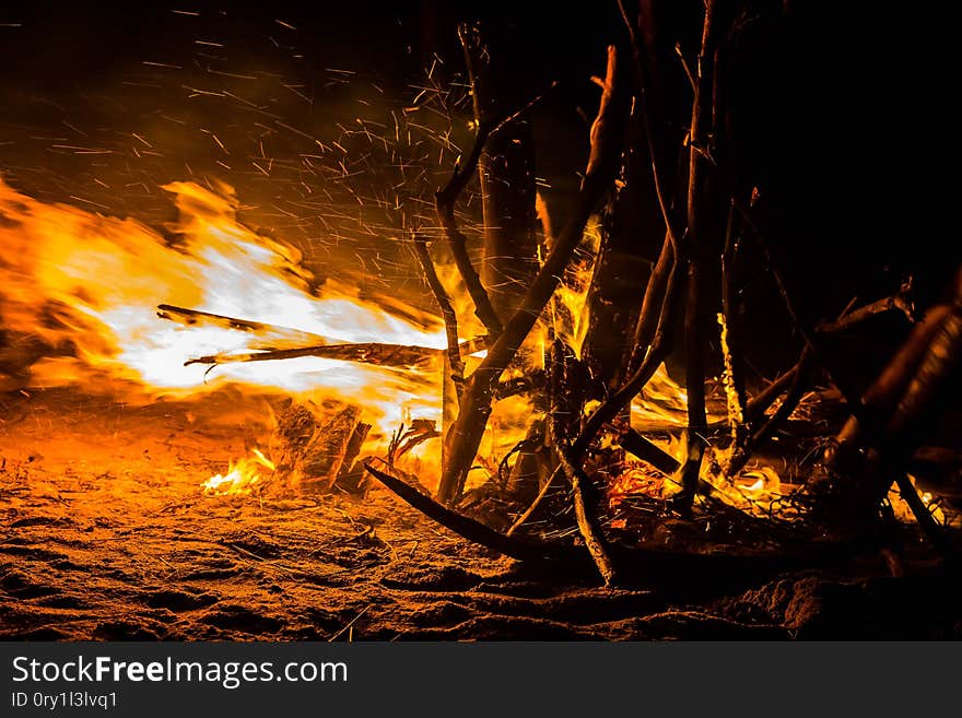 Un petit feu sur la plage. Un petit feu sur la plage.