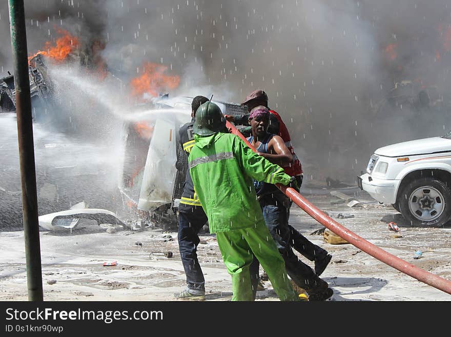 Mogadishu fire fighters and AMISOM troops pull a hose pipe as the fight against the fire gets underway. 28th November 2013. AU-UN IST/Photo RAMADAN MOHAMED. Mogadishu fire fighters and AMISOM troops pull a hose pipe as the fight against the fire gets underway. 28th November 2013. AU-UN IST/Photo RAMADAN MOHAMED