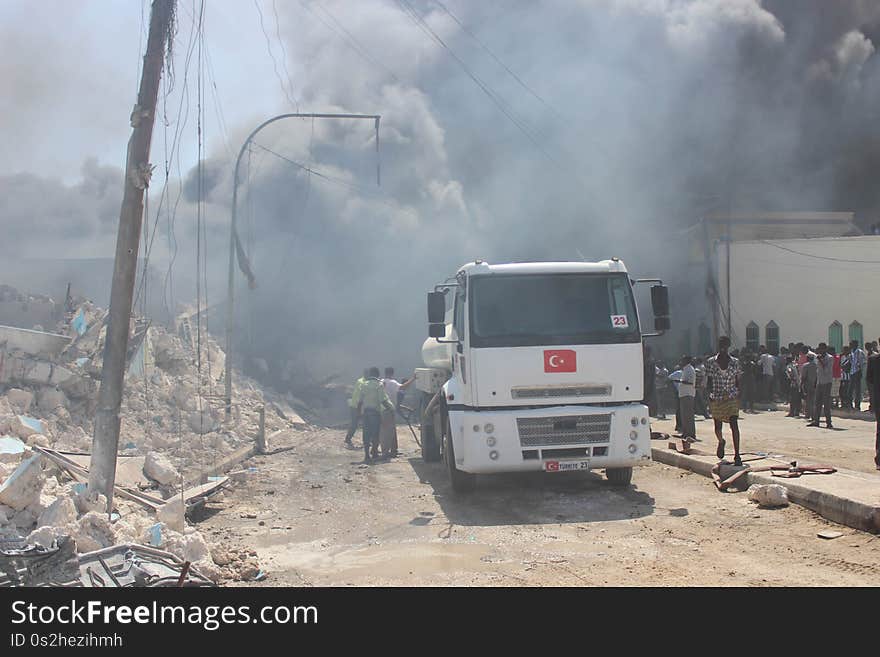 Water truck arrives at the scene of the fire iat KM4 Junction Mogadishu, Somalia. 28th November 2013. AUUN IST/Photo RAMADAN MOHAMED. Water truck arrives at the scene of the fire iat KM4 Junction Mogadishu, Somalia. 28th November 2013. AUUN IST/Photo RAMADAN MOHAMED