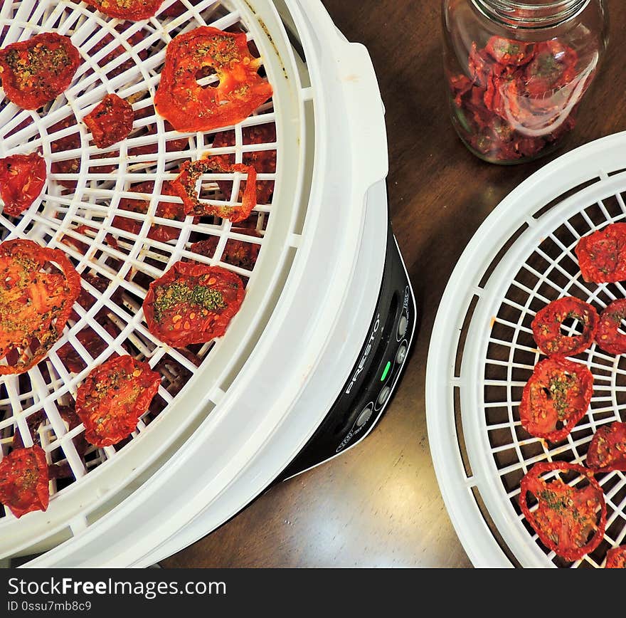 Drying and conditioning tomatoes