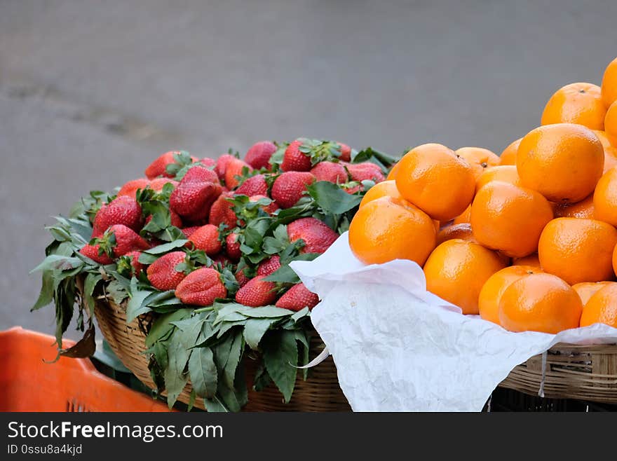 Free CC0 Stock Photo of Strawberries and Oranges for Sale in Baskets - Check out more free photos on mystock.themeisle.com