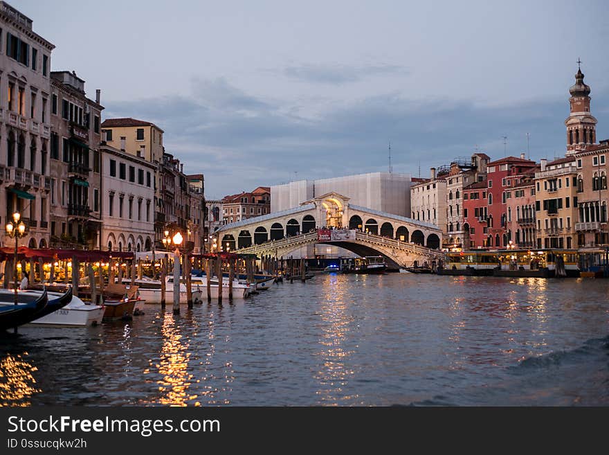 Ponte di Rialto am Abend