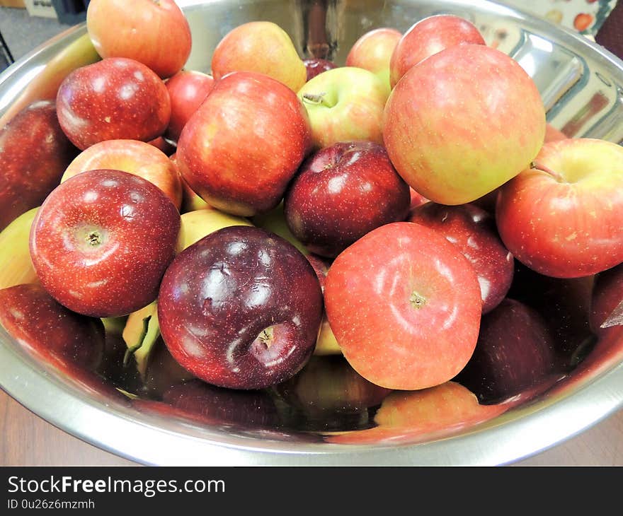 Apples in bowl