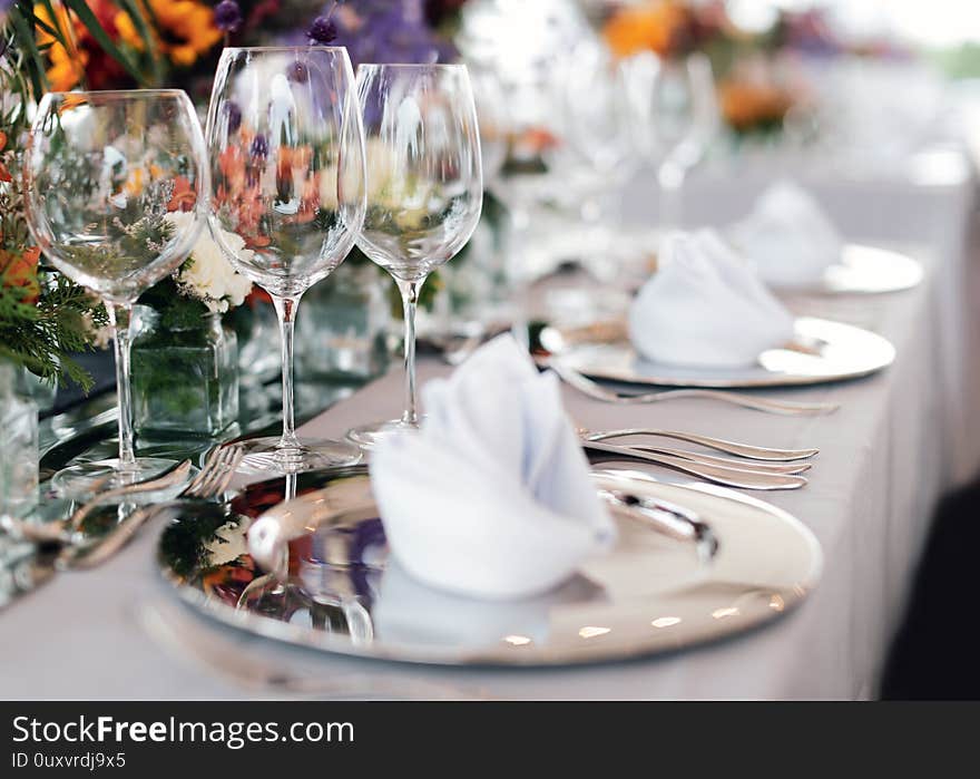 Table setting for a wedding or dinner event, with flowers