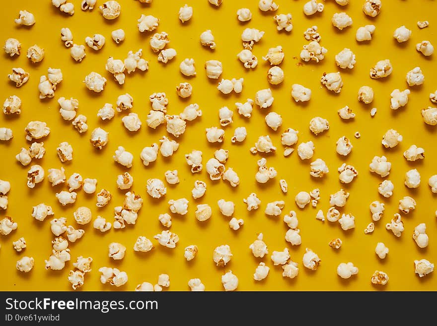 Tasty caramel popcorn on color background.