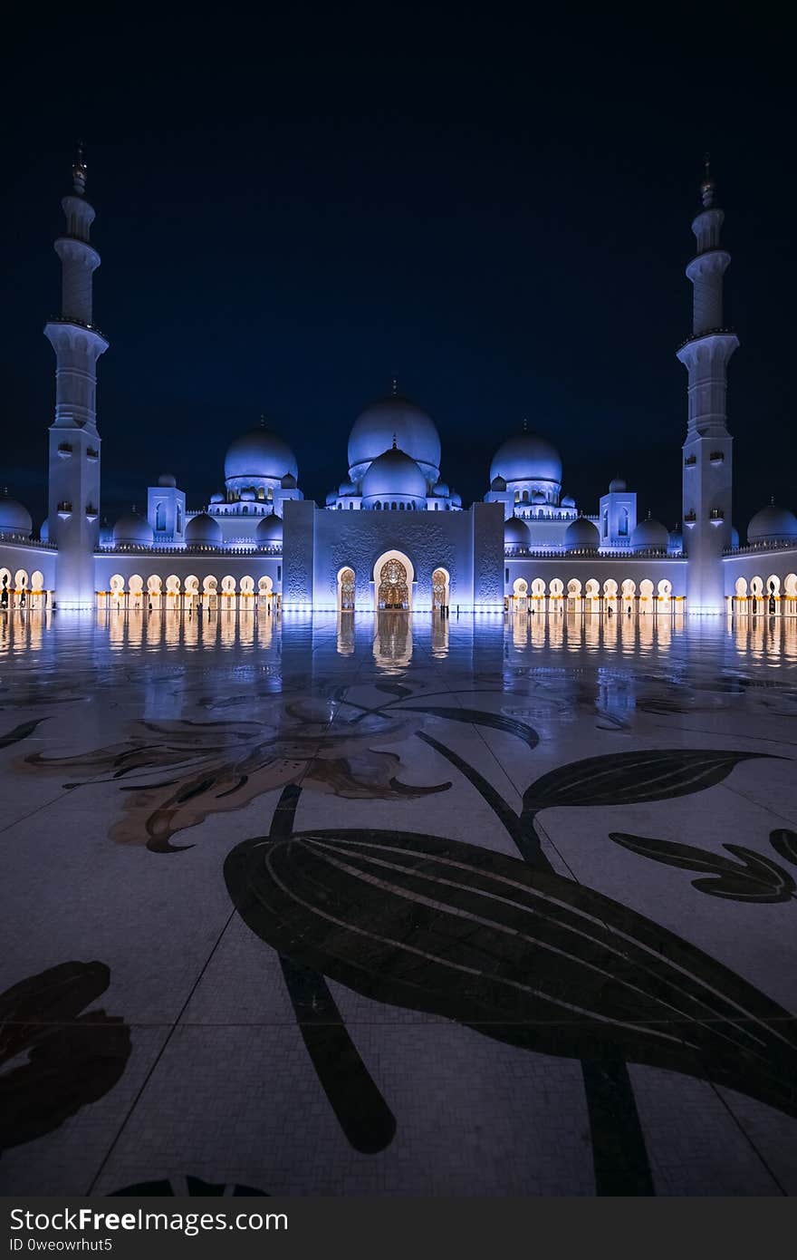 Sheikh Zayed Grand Mosque at dusk, Abu-Dhabi, UAE. Sheikh Zayed Grand Mosque at dusk, Abu-Dhabi, UAE