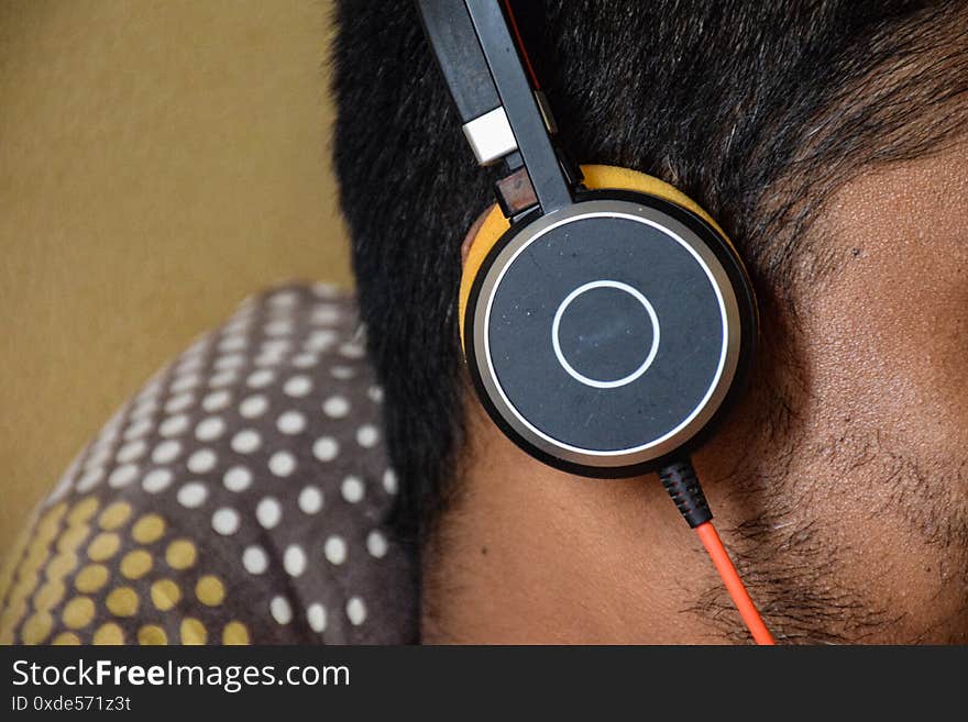 Picture of boy wearing headphone and listening music