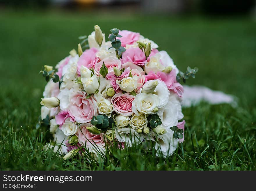 close up photo of a bridal bouquet from white and pink roses and eustoma