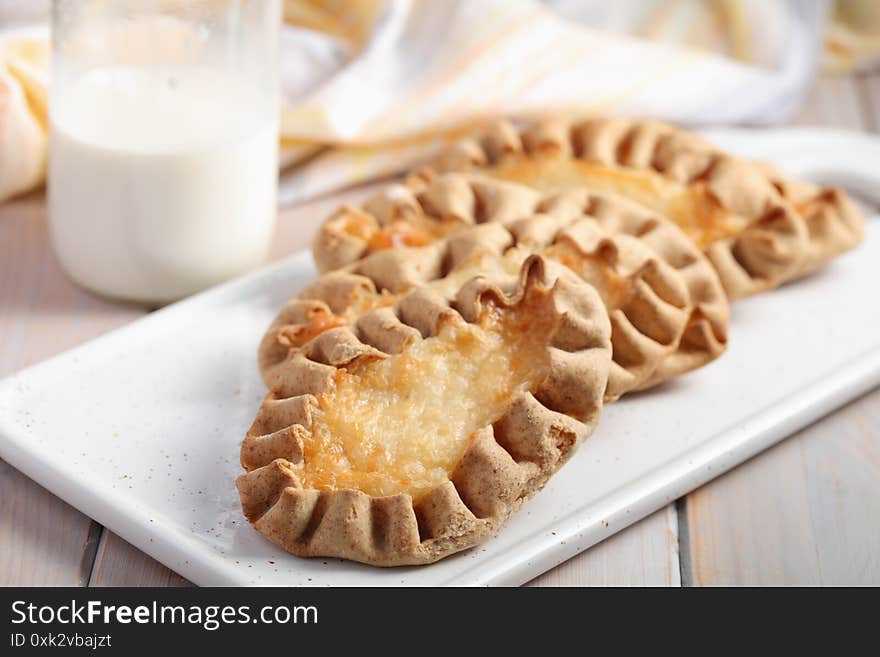 Karjalanpiirakat, Karelian pasties on a rustic table