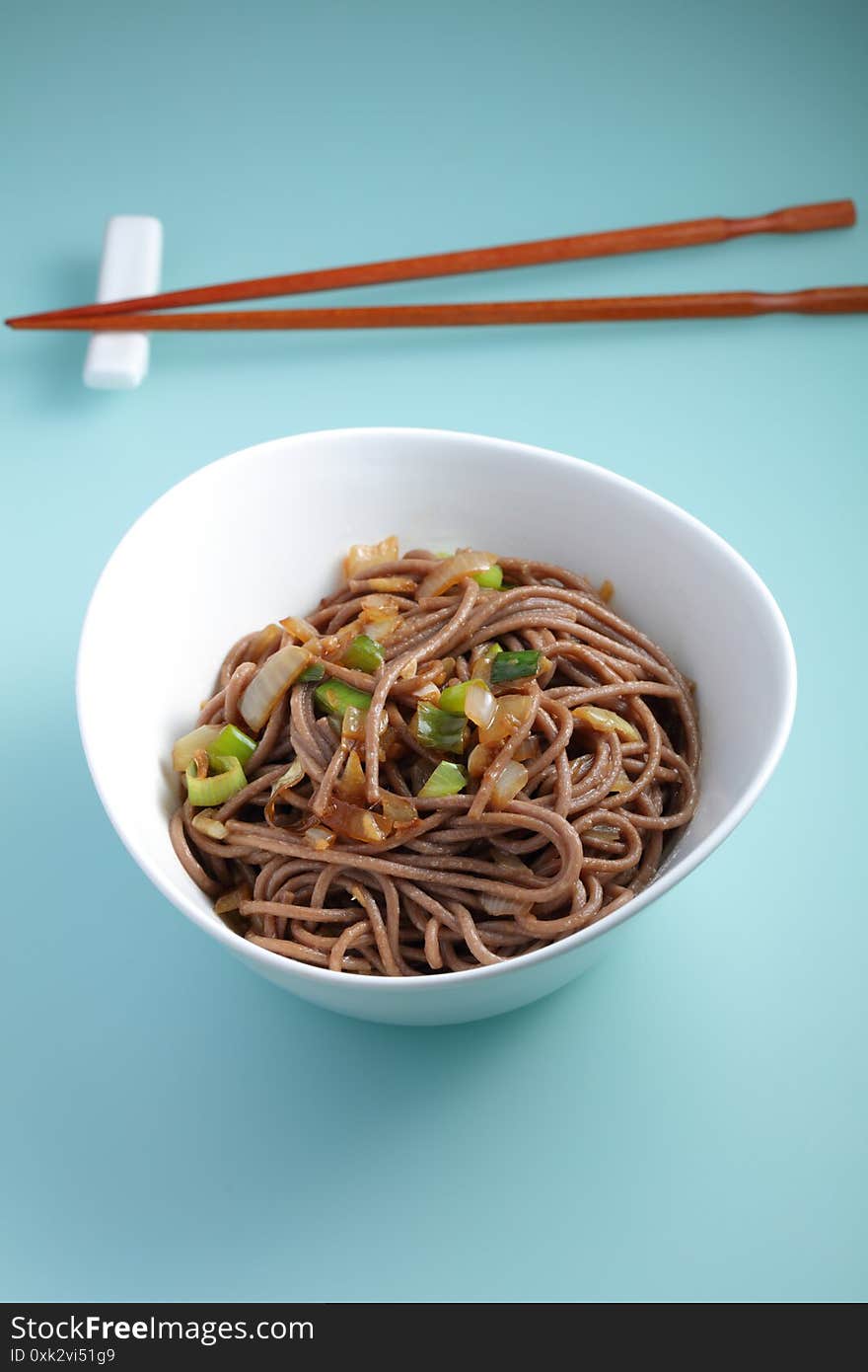 Soba noodles with fried onions