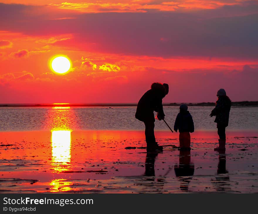 Silhouette of a family in the Wadden Sea