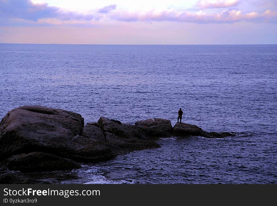 The formation of the north coast of Taiwan is due to the short north coastline has mushroom-shaped rocks, tofu rocks, weathered windows, pot holes, rock peaks, stone troughs and other strange and magnificent geological formations. The formation causes are mostly geological movement, long-term weathering, and seawater erosion. form. The formation of the north coast of Taiwan is due to the short north coastline has mushroom-shaped rocks, tofu rocks, weathered windows, pot holes, rock peaks, stone troughs and other strange and magnificent geological formations. The formation causes are mostly geological movement, long-term weathering, and seawater erosion. form.