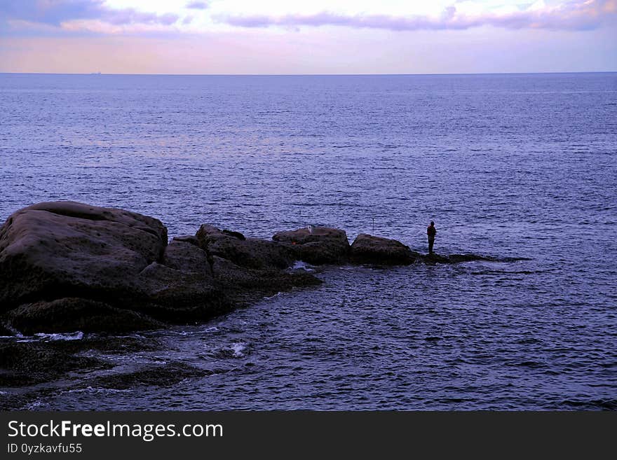 The formation of the north coast of Taiwan is due to the short north coastline has mushroom-shaped rocks, tofu rocks, weathered windows, pot holes, rock peaks, stone troughs and other strange and magnificent geological formations. The formation causes are mostly geological movement, long-term weathering, and seawater erosion. form. The formation of the north coast of Taiwan is due to the short north coastline has mushroom-shaped rocks, tofu rocks, weathered windows, pot holes, rock peaks, stone troughs and other strange and magnificent geological formations. The formation causes are mostly geological movement, long-term weathering, and seawater erosion. form.