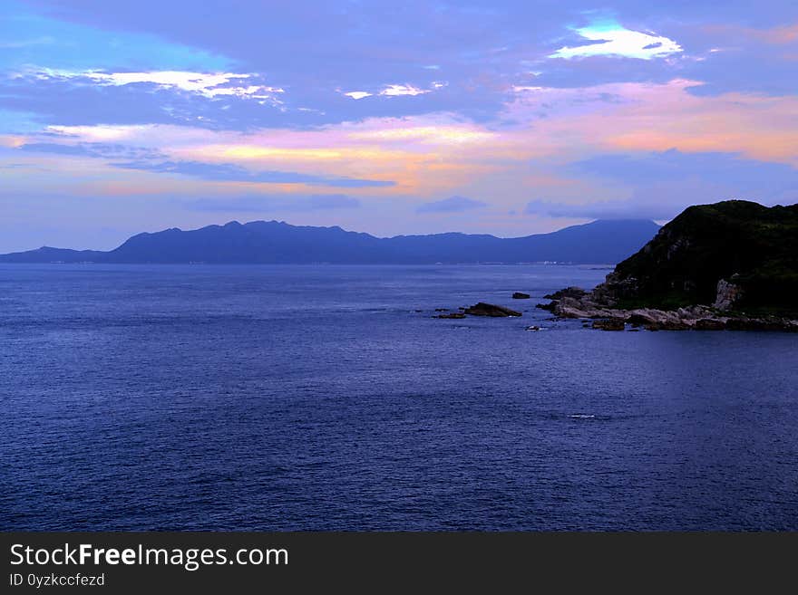 The formation of the north coast of Taiwan is due to the short north coastline has mushroom-shaped rocks, tofu rocks, weathered windows, pot holes, rock peaks, stone troughs and other strange and magnificent geological formations. The formation causes are mostly geological movement, long-term weathering, and seawater erosion. form. The formation of the north coast of Taiwan is due to the short north coastline has mushroom-shaped rocks, tofu rocks, weathered windows, pot holes, rock peaks, stone troughs and other strange and magnificent geological formations. The formation causes are mostly geological movement, long-term weathering, and seawater erosion. form.