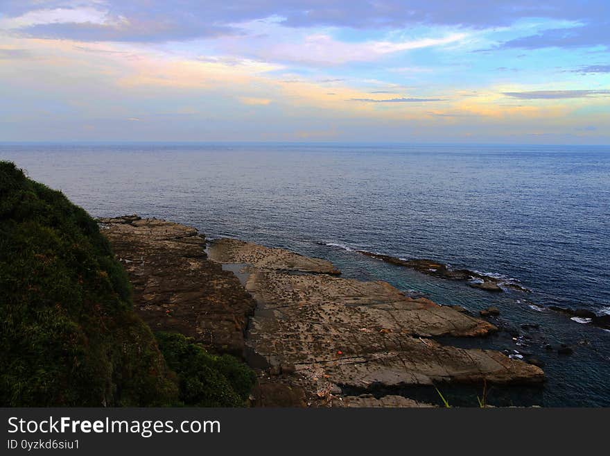 The formation of the north coast of Taiwan is due to the short north coastline has mushroom-shaped rocks, tofu rocks, weathered windows, pot holes, rock peaks, stone troughs and other strange and magnificent geological formations. The formation causes are mostly geological movement, long-term weathering, and seawater erosion. form. The formation of the north coast of Taiwan is due to the short north coastline has mushroom-shaped rocks, tofu rocks, weathered windows, pot holes, rock peaks, stone troughs and other strange and magnificent geological formations. The formation causes are mostly geological movement, long-term weathering, and seawater erosion. form.