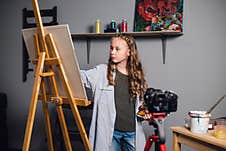 A Cute Teen Artist Is Recording A Story For Her Video Blog In A Workshop At An Art School. Royalty Free Stock Photo