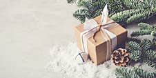 Christmas Gift Box In The Snow Royalty Free Stock Photos