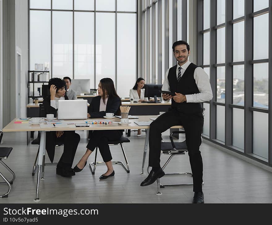 smart business man holding tablet and thumb up