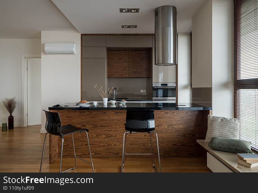 Spacious kitchen with big kitchen island