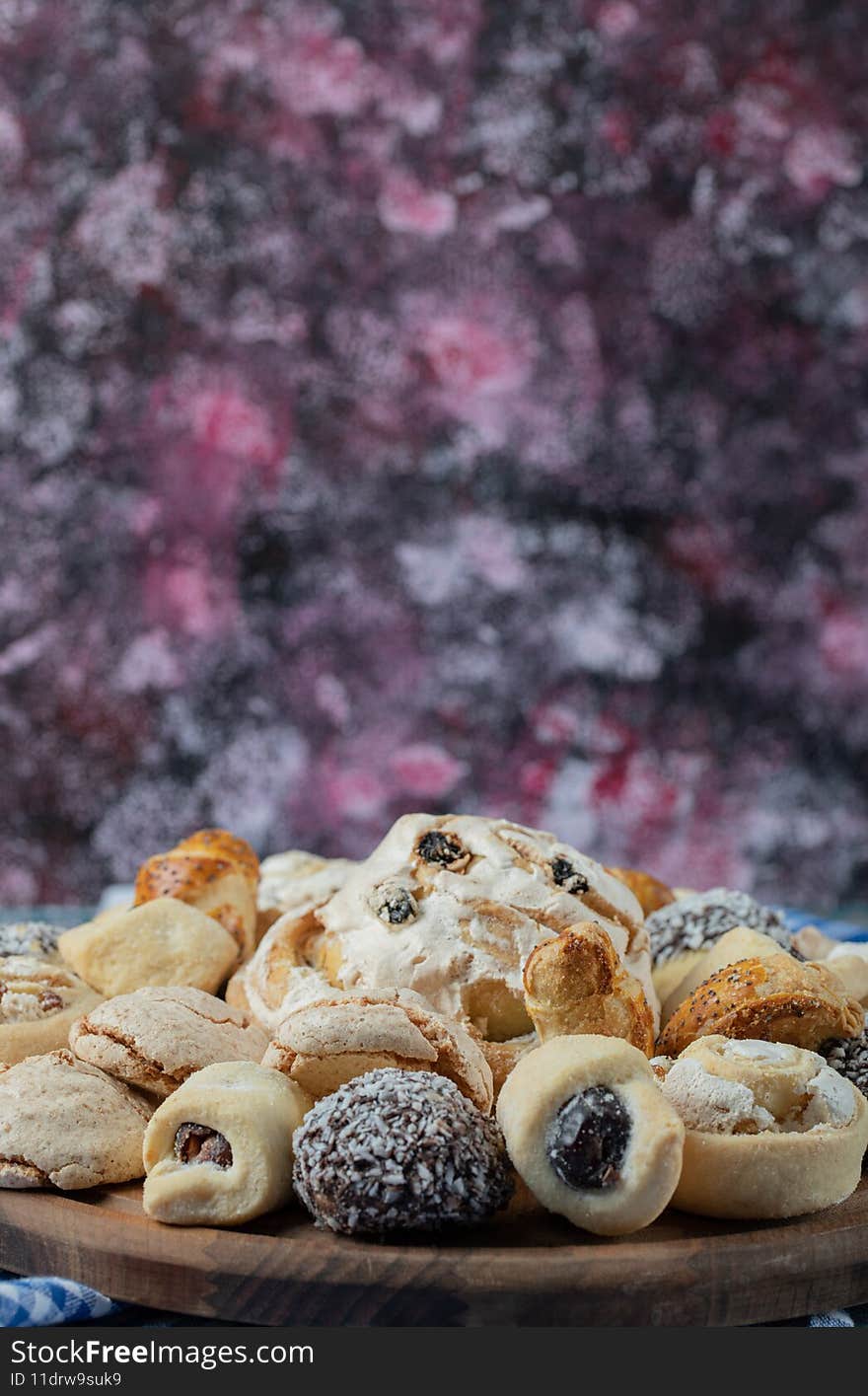 Crispy butter cookies with sugar powder in wooden platter on pattern background. High quality photo