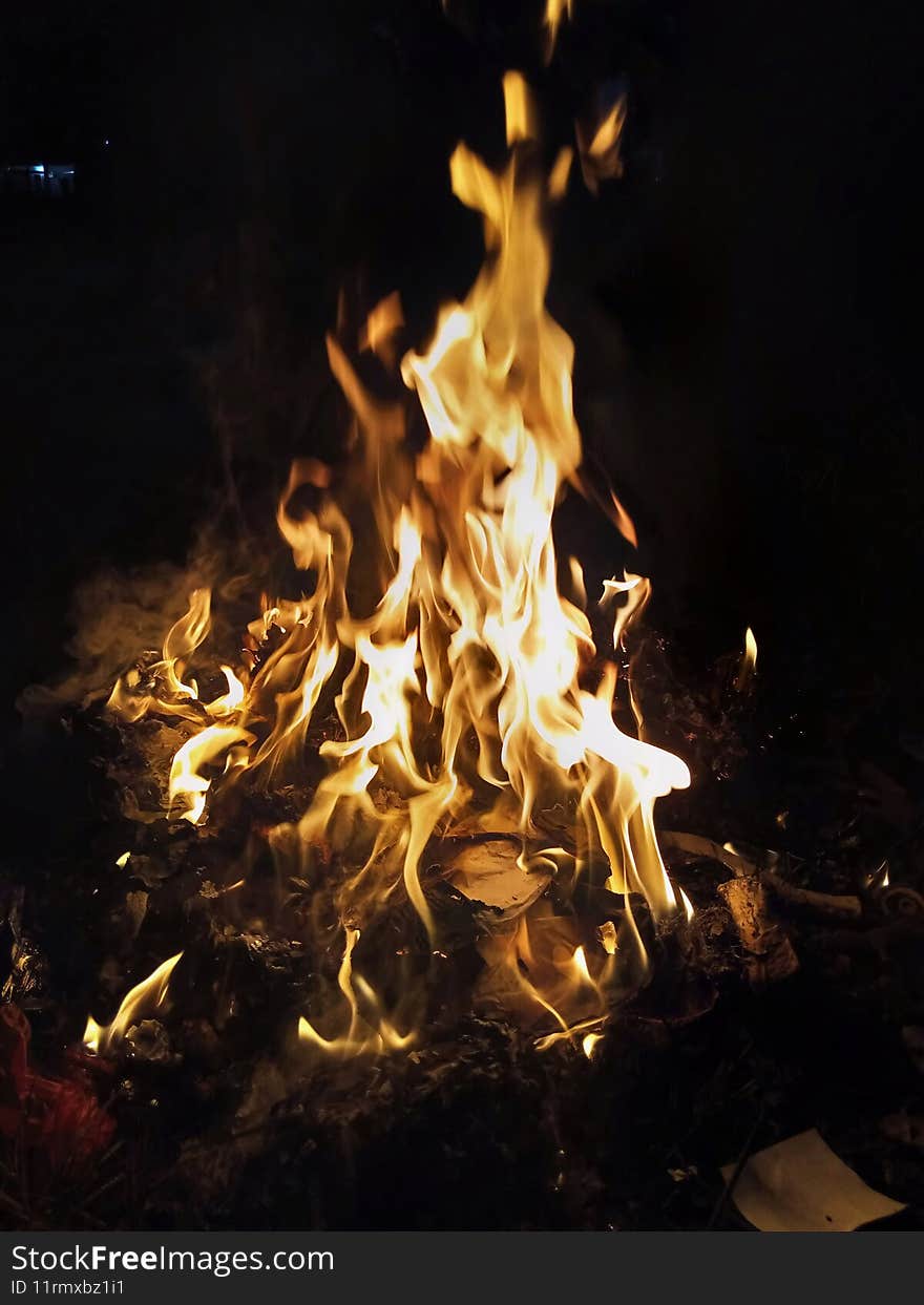 This is a photo I took at night when I was burning trash, the fire was so intense. This is a photo I took at night when I was burning trash, the fire was so intense.