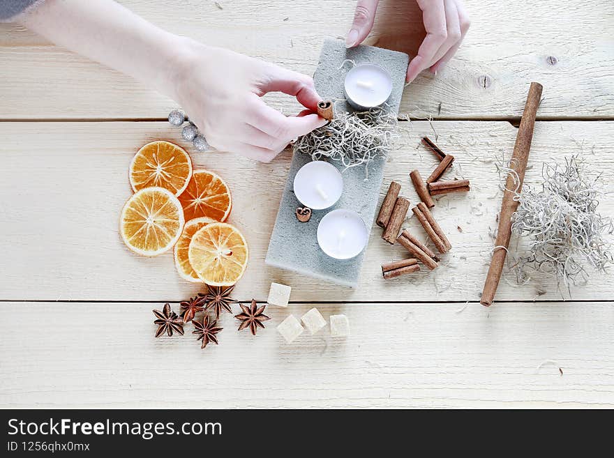Florist at work: How to make Christmas decoration gift in paper box using cinnamon sticks, orange slices and anise stars. Step by step, tutorial