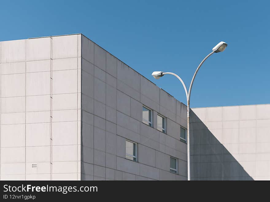 Abstract composition with clean and straight lines.
The shadow show volume and the street lamp make some organic stile. Abstract composition with clean and straight lines.
The shadow show volume and the street lamp make some organic stile
