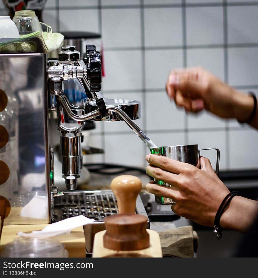 Make a coffee latte with steam milk. Make a coffee latte with steam milk