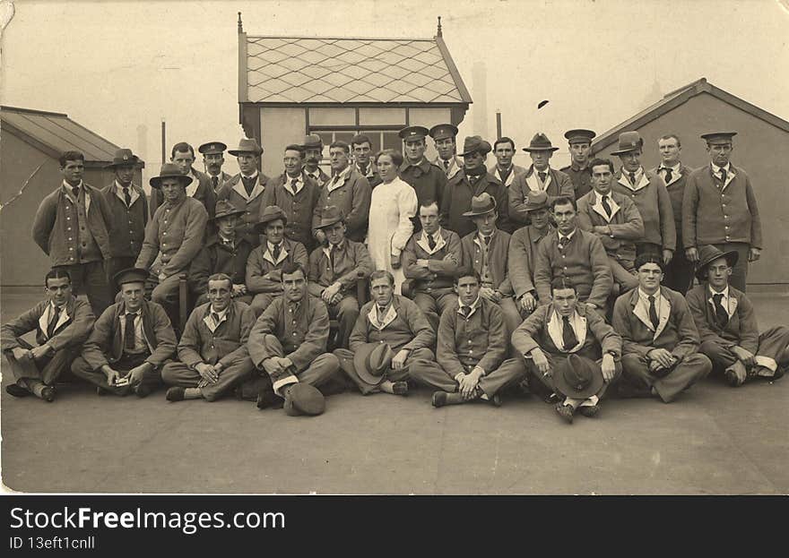 Group photo of New Zealanders taken on the roof of King George Military Hospital in London