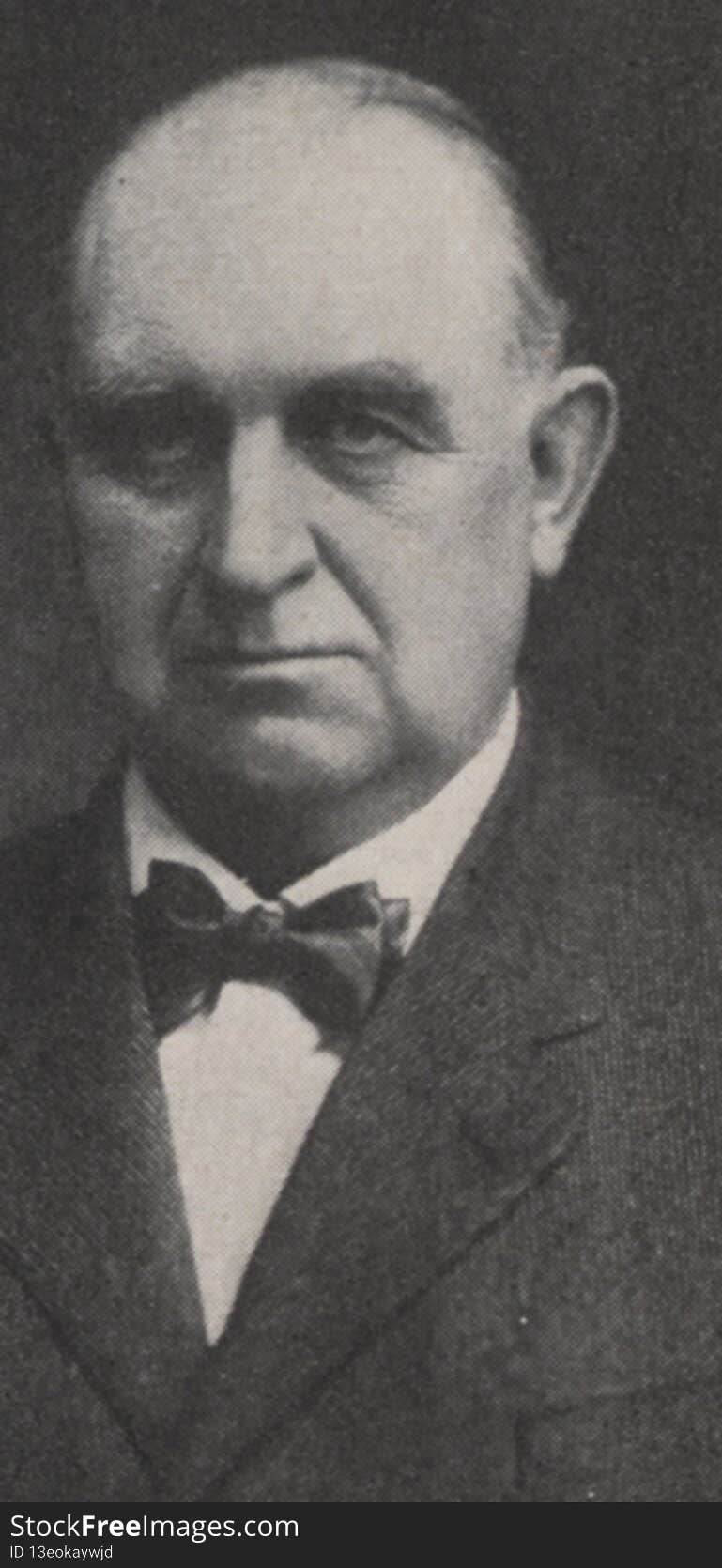 F. W. Atkinson was a resident of the Country Club District of Upper Arlington in 1918.  He and King Thompson approached the architectural firm of Miller and Reeves regarding the construction of a Garden Community on a parcel of land bounded by Tremont Road, Guilford Road, Fairfax and Waltham Roads.  The plan was to create a thoroughfare to the Country Club District sites and an attractive group of related houses and gardens.  This Community Idea was in vogue in England and the United States at the time and was in accord with the development of Upper Arlington as an ideal, planned, and restricted community.

This image available online at the UA Archives &gt;&gt;

Read the related &quot;Norwester&quot; magazine article at the UA Archives &gt;&gt;

----------------------------------------

Identifier: hinw05p018i01
Date &#x28;yyyy-mm-dd&#x29;: c. 1918-03
Original Dimensions: 3.1 cm x 6.3 cm
Format: Black and White Halftone Photograph
Source: Norwester, March 1918, page 18
Original Publisher: Upper Arlington Community &#x28;Ohio&#x29;
Location/s: Upper Arlington &#x28;USA, Ohio, Franklin County&#x29;
Repository: Upper Arlington Historical Society
Digital Publisher: UA Archives - Upper Arlington Public Library

Credit: UA Archives - Upper Arlington Public Library &#x28;Repository: UA Historical Society&#x29;. F. W. Atkinson was a resident of the Country Club District of Upper Arlington in 1918.  He and King Thompson approached the architectural firm of Miller and Reeves regarding the construction of a Garden Community on a parcel of land bounded by Tremont Road, Guilford Road, Fairfax and Waltham Roads.  The plan was to create a thoroughfare to the Country Club District sites and an attractive group of related houses and gardens.  This Community Idea was in vogue in England and the United States at the time and was in accord with the development of Upper Arlington as an ideal, planned, and restricted community.

This image available online at the UA Archives &gt;&gt;

Read the related &quot;Norwester&quot; magazine article at the UA Archives &gt;&gt;

----------------------------------------

Identifier: hinw05p018i01
Date &#x28;yyyy-mm-dd&#x29;: c. 1918-03
Original Dimensions: 3.1 cm x 6.3 cm
Format: Black and White Halftone Photograph
Source: Norwester, March 1918, page 18
Original Publisher: Upper Arlington Community &#x28;Ohio&#x29;
Location/s: Upper Arlington &#x28;USA, Ohio, Franklin County&#x29;
Repository: Upper Arlington Historical Society
Digital Publisher: UA Archives - Upper Arlington Public Library

Credit: UA Archives - Upper Arlington Public Library &#x28;Repository: UA Historical Society&#x29;