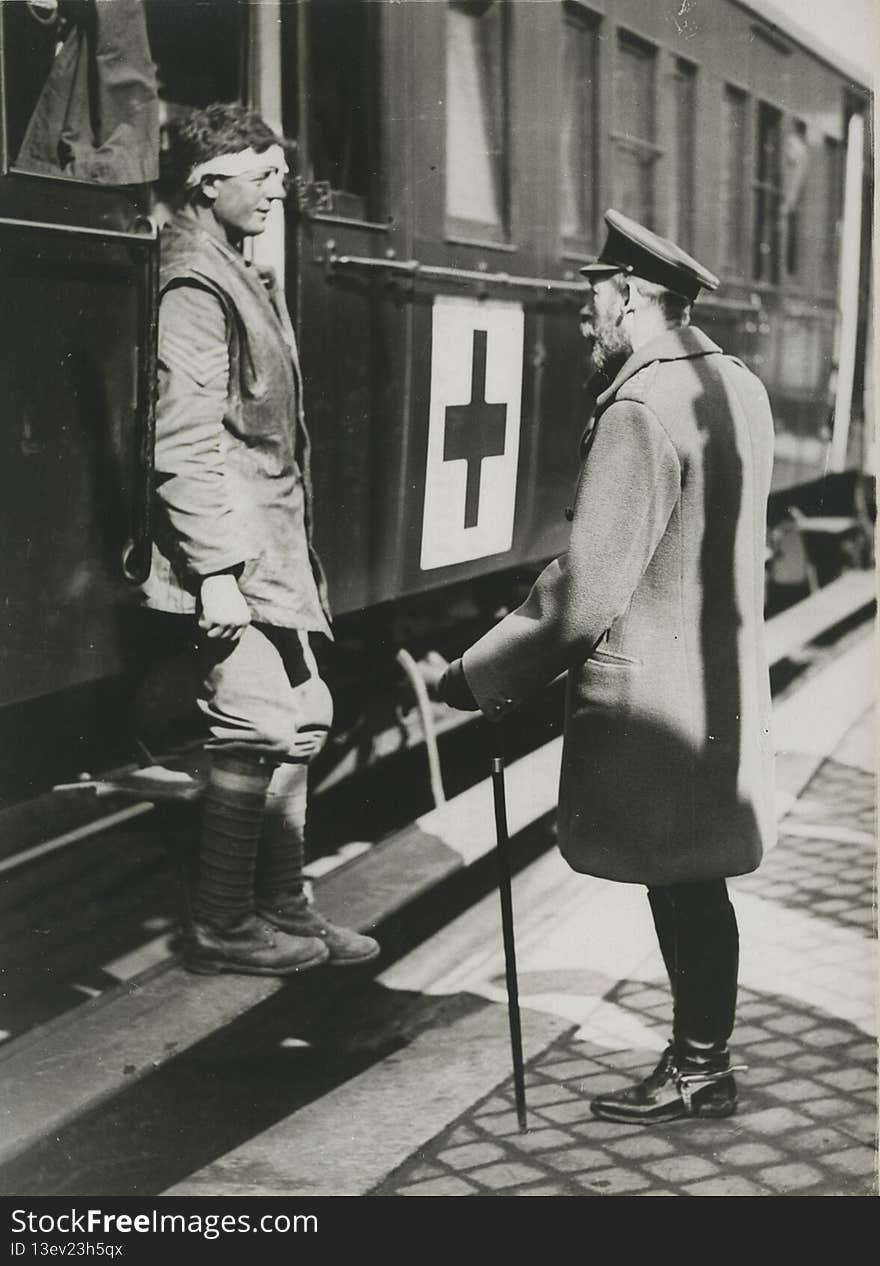 Official photograph taken on the British western front in France : His Majesty King George Vth visits his armies in France