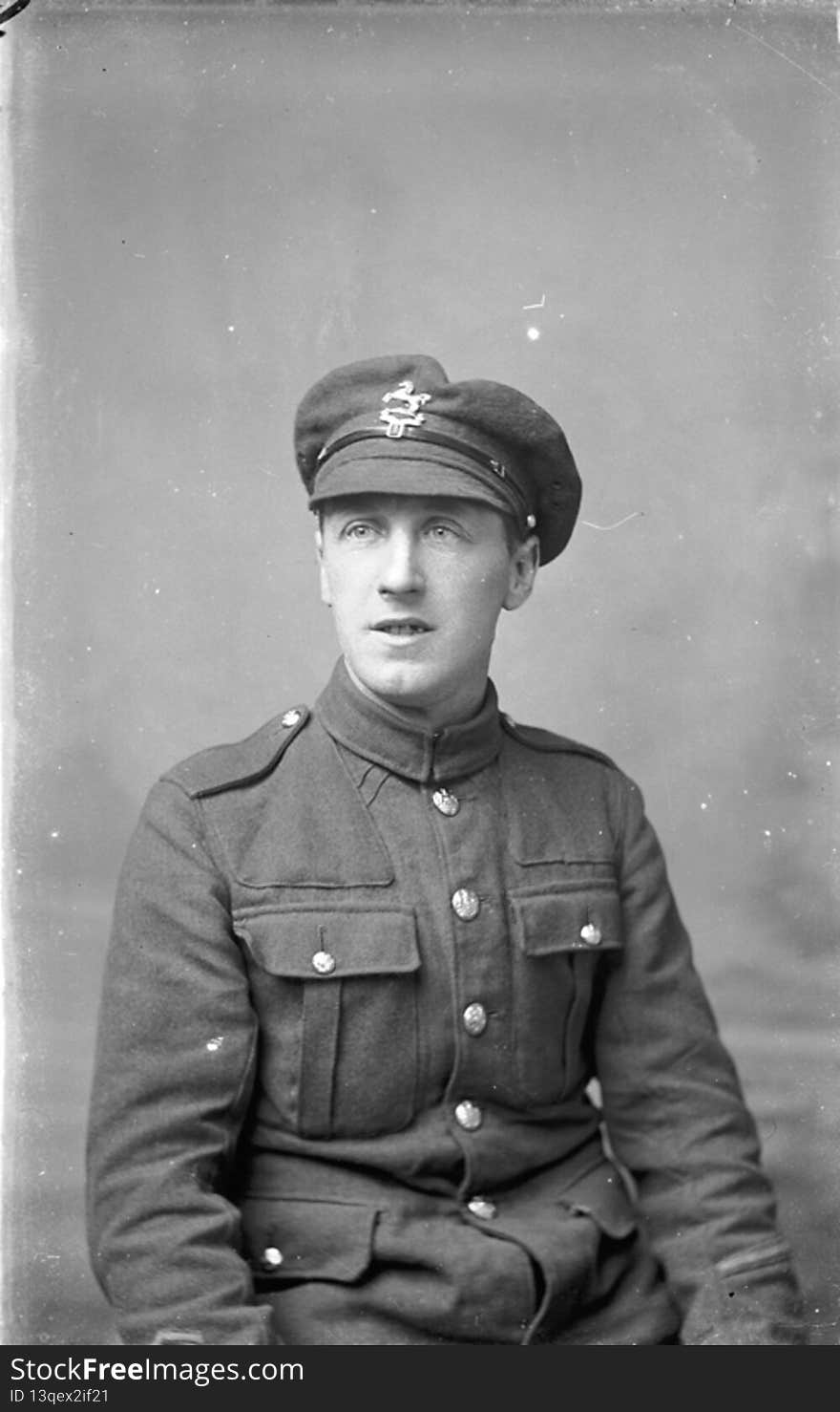 Teitl Cymraeg/Welsh title: [Milwr, The King&#x27;s &#x28;Catrawd Lerpwl&#x29;]
Ffotograffydd/Photographer: D C Harries &#x28;1865-1940&#x29;
Dyddiad/Date: [c1916]
Cyfrwng/Medium:  Negydd gwydr / Glass negative
Gweld y cofnod catalog | View the catalogue record &#x28;6388945&#x29;
Gweld y ddelwedd | View the image &#x28;3774217&#x29; 
 

Rhagor o wybodaeth am gasgliad D C Harries yn Llyfrgell Genedlaethol Cymru
More information about the D C Harries Collection at the National Library of Wales. Teitl Cymraeg/Welsh title: [Milwr, The King&#x27;s &#x28;Catrawd Lerpwl&#x29;]
Ffotograffydd/Photographer: D C Harries &#x28;1865-1940&#x29;
Dyddiad/Date: [c1916]
Cyfrwng/Medium:  Negydd gwydr / Glass negative
Gweld y cofnod catalog | View the catalogue record &#x28;6388945&#x29;
Gweld y ddelwedd | View the image &#x28;3774217&#x29; 
 

Rhagor o wybodaeth am gasgliad D C Harries yn Llyfrgell Genedlaethol Cymru
More information about the D C Harries Collection at the National Library of Wales