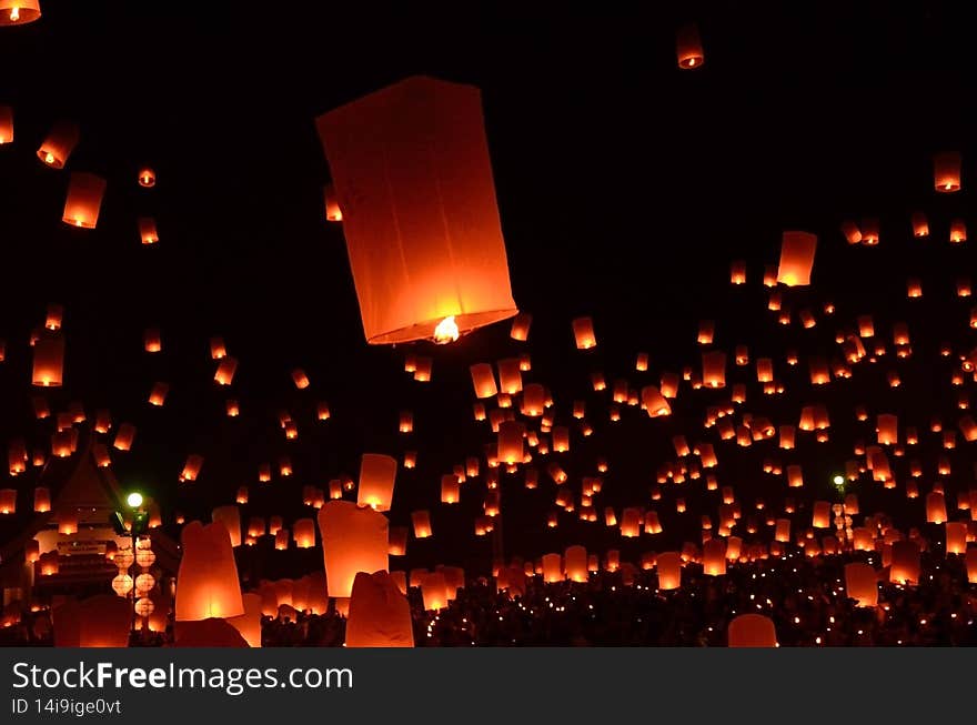 Yi Peng lamp floats in the sky at night