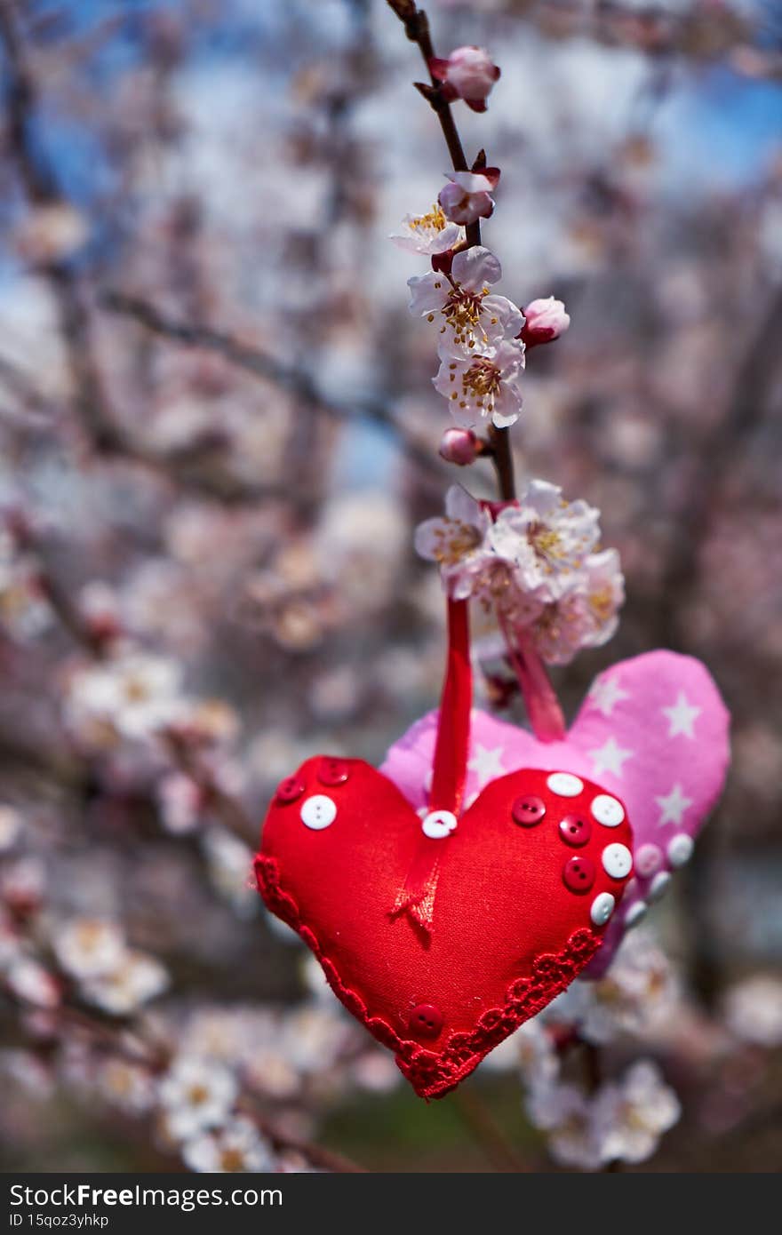 An image of a soft toy in the shape of a heart. Needlework