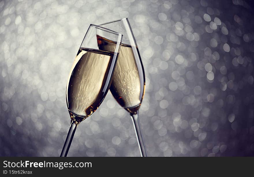 Festive image of two wine glasses with sparkling champagne