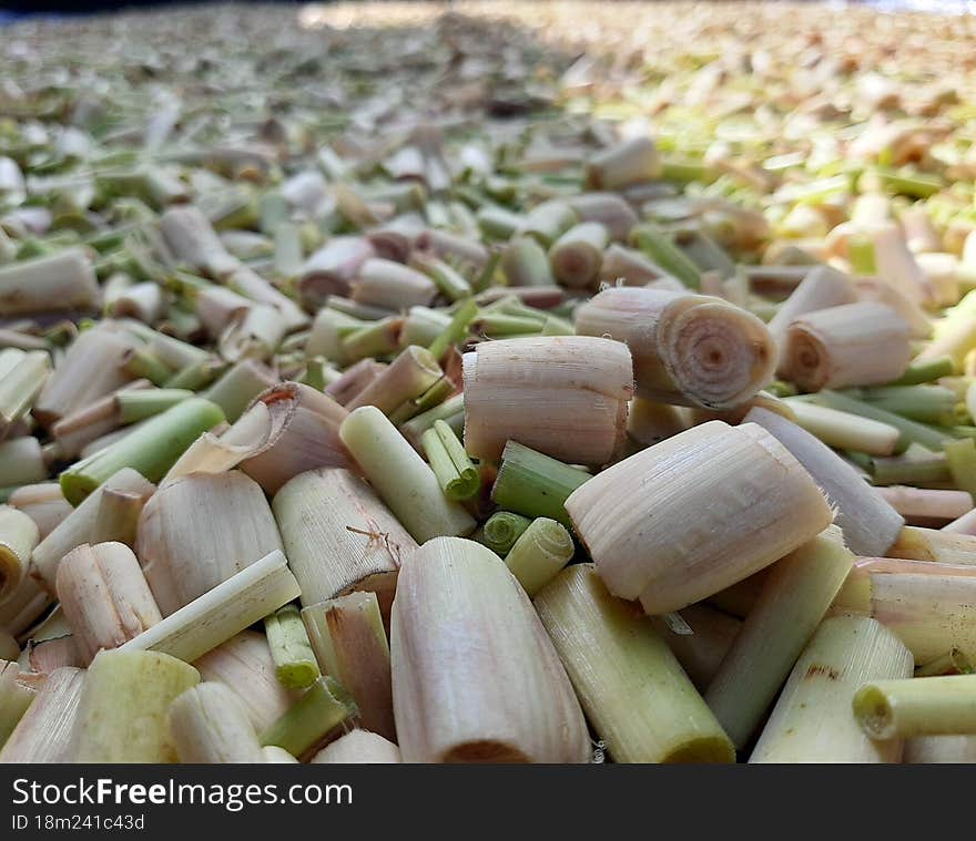 Traditional methods of sun-dried the lemongrass