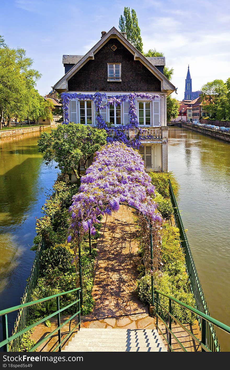 The beautiful house La Maison des Ponts Couverts English: House of Ponts Couverts bridge in Strasbourg city, Alsace, France. Beautiful springtime view. Water canals of Ill river on background. The beautiful house La Maison des Ponts Couverts English: House of Ponts Couverts bridge in Strasbourg city, Alsace, France. Beautiful springtime view. Water canals of Ill river on background