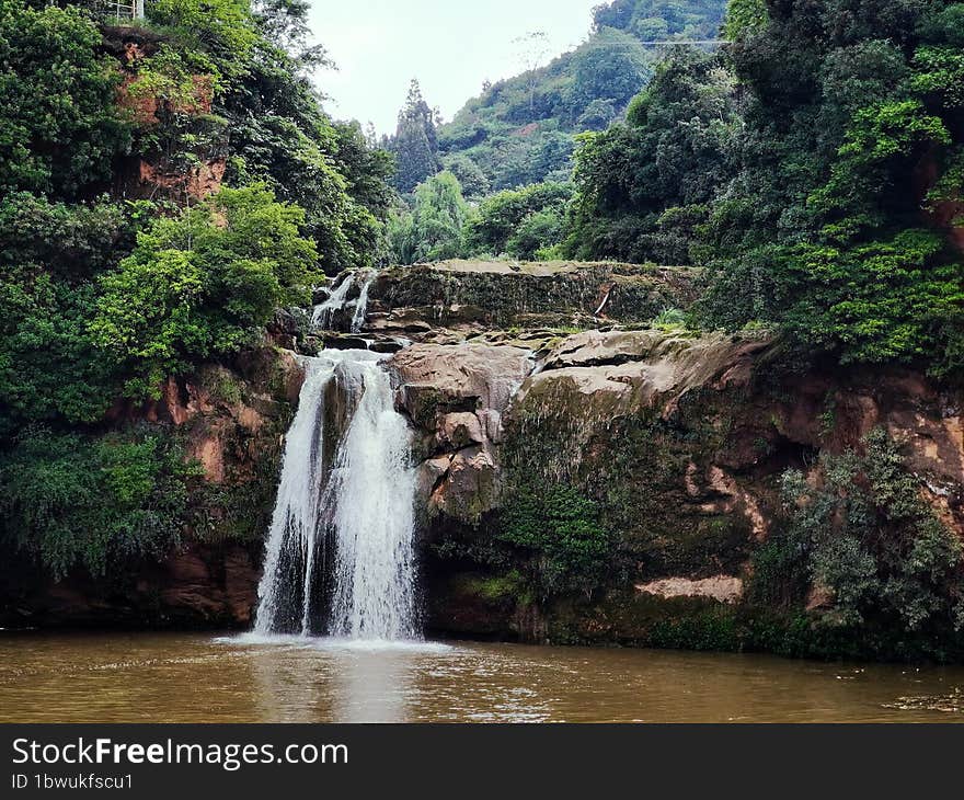 The waterfalls in the green valley flew down, splashing waves, and the sound of water echoed in the quiet valley.