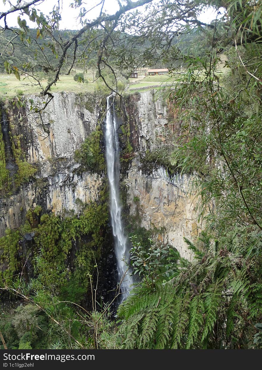 41 / 5.000 Resultados de tradu��o Resultado da tradu��o Long waterfall in countryside tranquility