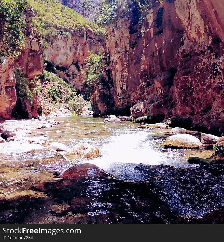 Discover the picturesque beauty of the valley between the mountains of Chefchaouen, a breathtaking journey to the heart of nature