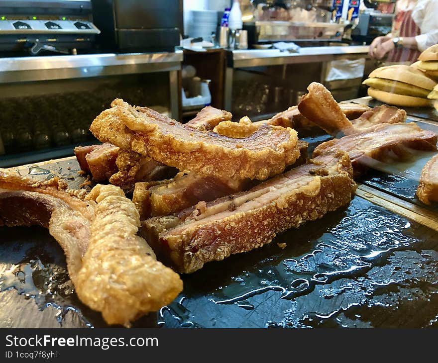 The photograph depicts a plate full of torreznos, those irresistible pieces of pork belly that have been cooked until they reach a