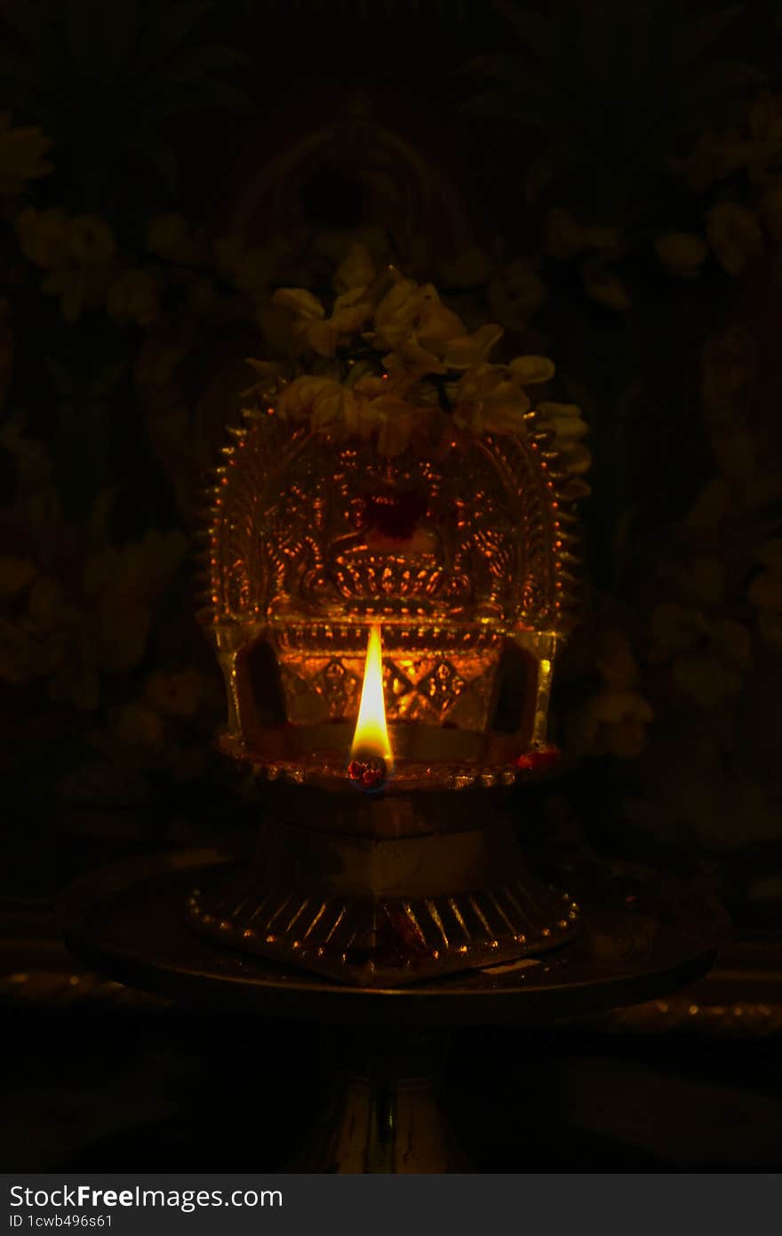 Nalla Vilaku is oil with colth flame type of light this light is hindu traditional  of the tamil people are indian