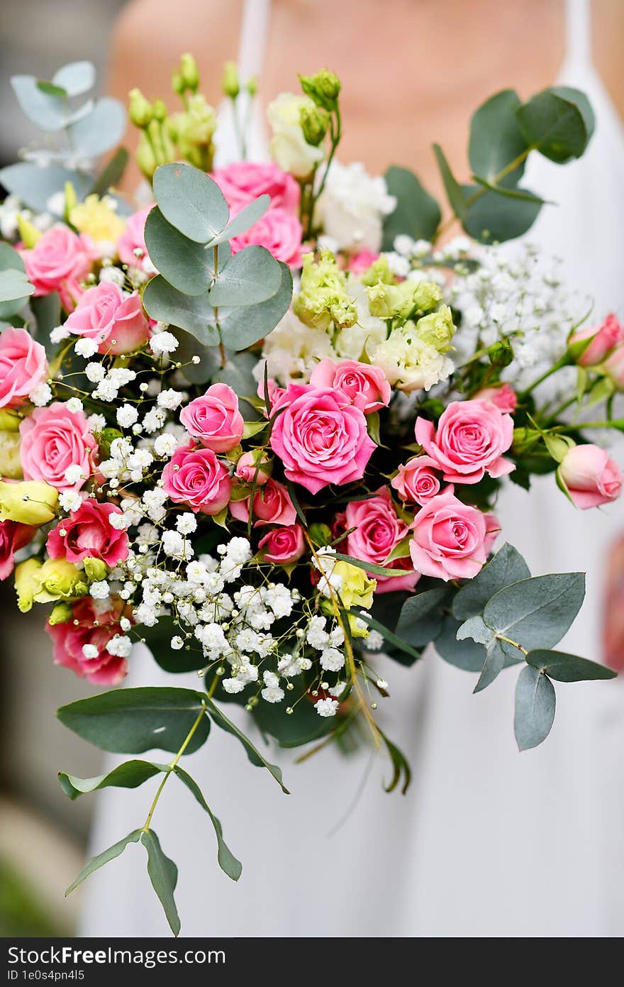 bride with a bouquet of roses in her hands