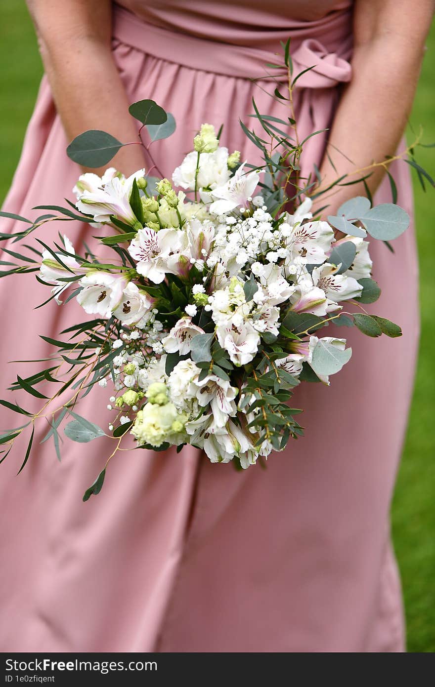 young girl with a bouquet of white flowers