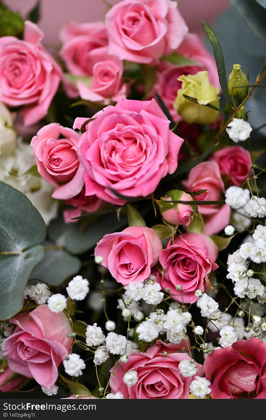 a large bouquet of pink roses